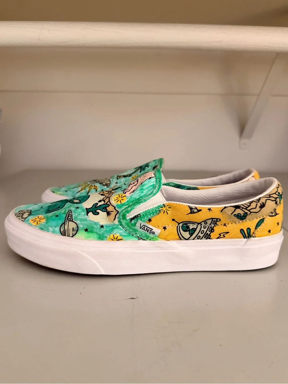 Vans Classic Slip - On Shoes Unidentified U-Paint Aliens UFOs Men 7 Women 8.5